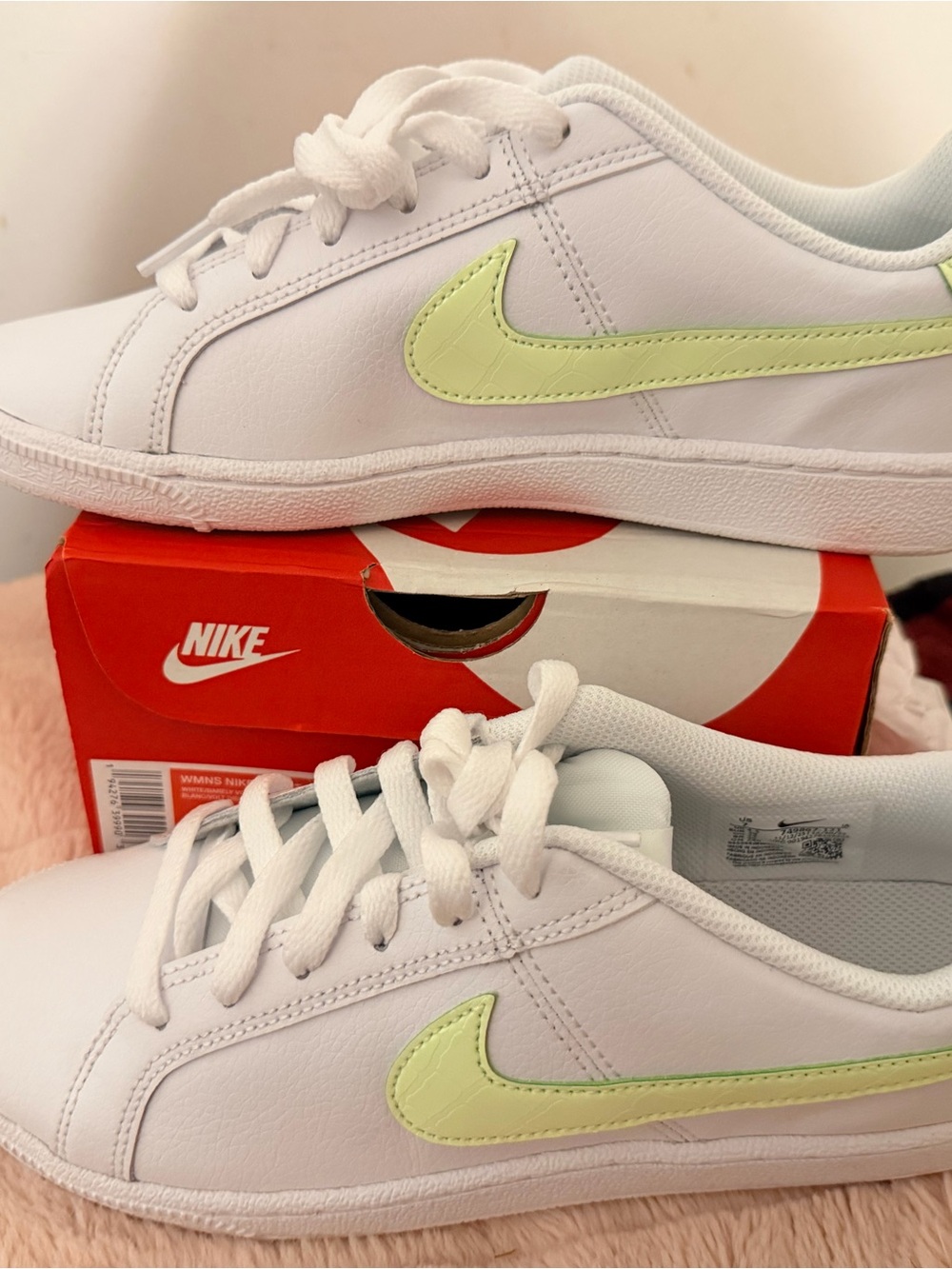 New Nike Women’s White Sneakers with Light Green Swoosh size 7